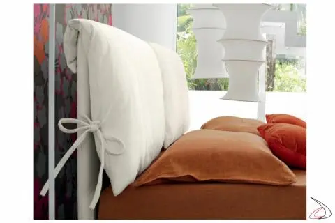 Gepolstertes Bett mit Maise-Kopfkissen