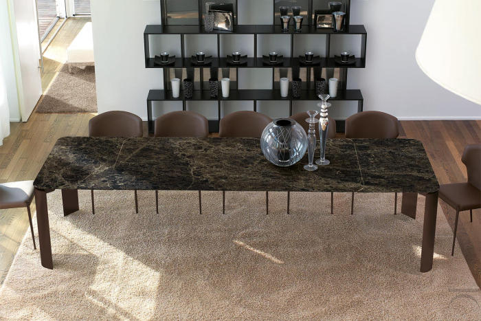 Tavolo allungabile design per 12 persone con piano in ceramica emperador