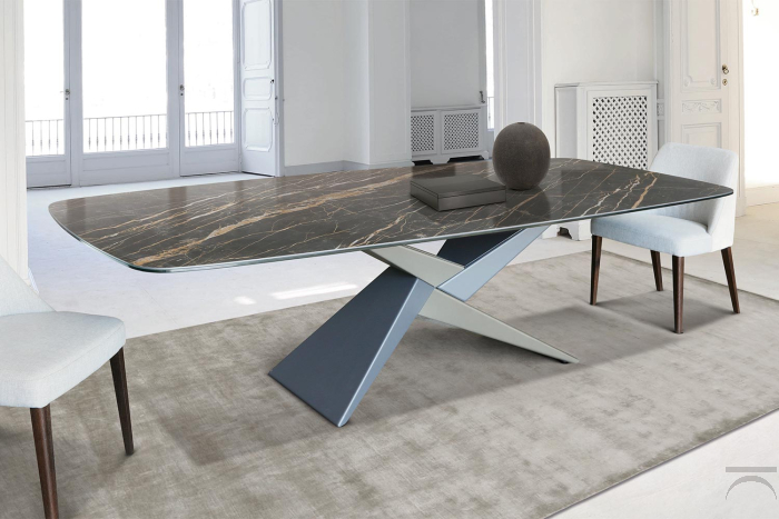 Tavolo moderno di design con gambe in acciaio bicolore e piano a botte in ceramica noir desir