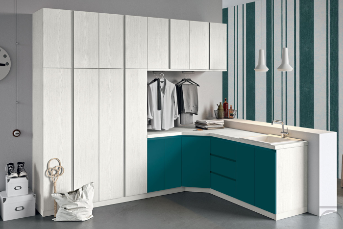 Arredo lavanderia ad angolo di design con armadio porta scope e armadio porta lavatrice e asciugatrice
