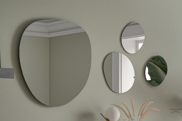 Specchi di design sagomati per arredare la parete di ingresso