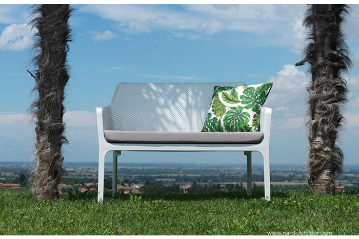 Divanetto di colore bianco da esterno