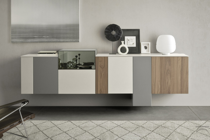 Credenza sospesa di design componibile con teca in vetro e ante in cemento, legno noce e in laccato opaco