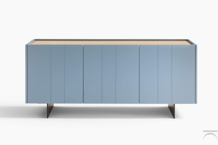 Madia bassa di design colorata con piano vassoio e piedini alti in metallo