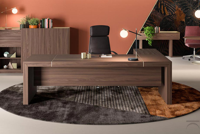 Scrivania manager moderna in legno ad angolo con cassettiera e piano scorrevole passacavi 