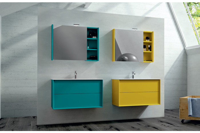 Bagno con doppio mobile sospeso e colorato completo di specchiera contenitore