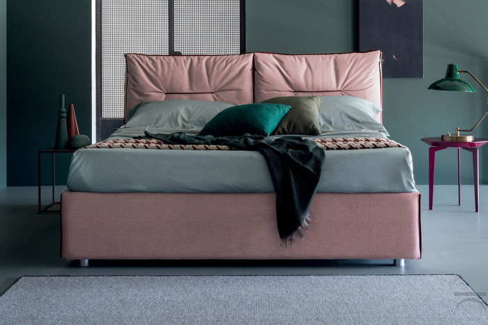 Letto contemporaneo imbottito con cuciture canneté in contrasto
