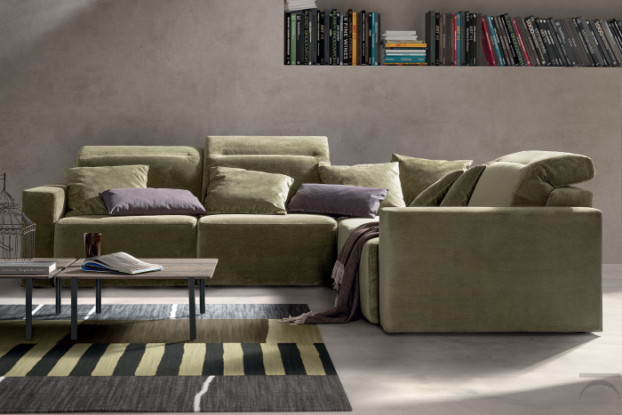 Divano ad angolo di design componibile con poggiatesta reclinabili e sedute scorrevoli