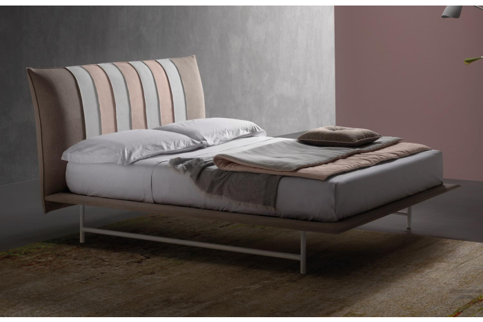 Letto 1 piazza e mezza design imbottito con piedini alti