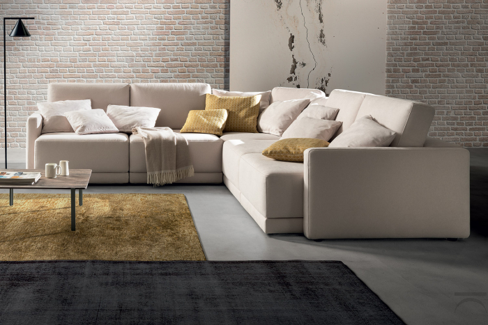 Divano ad angolo di design con sedute allungbili e braccioli stretti