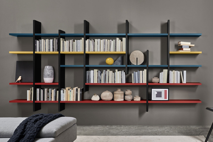 Libreria sospesa di design componibile con divisori e ripiani colorati in laccato
