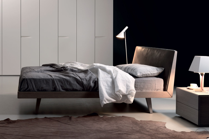 Letto matrimoniale di design in legno rovere con testiera in pelle