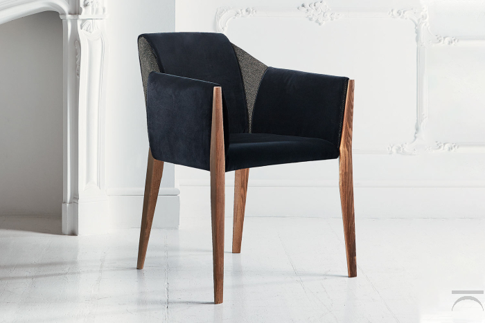 Sedia Sveva con braccioli e gambe in legno