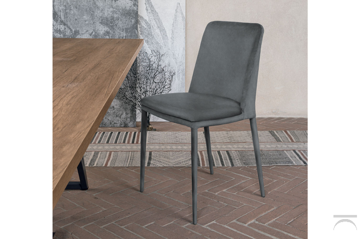 Sedia moderna ed elegante imbottita, rivestita in econabuk