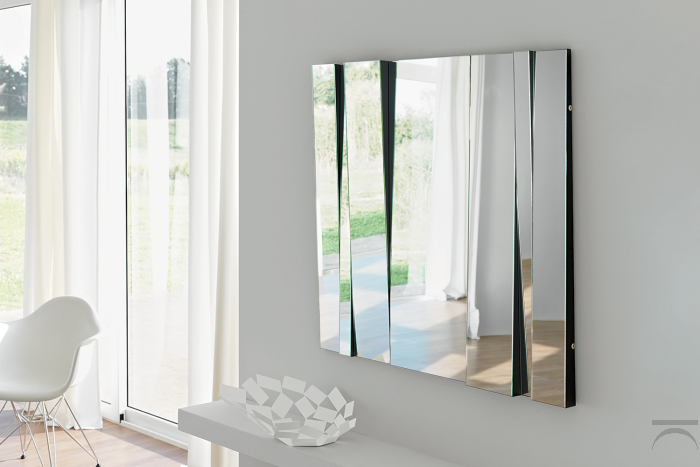 Specchio moderno e di design, che si caratterizza per per i diversi moduli inclinati che regalano dinamismo all'ambiente
