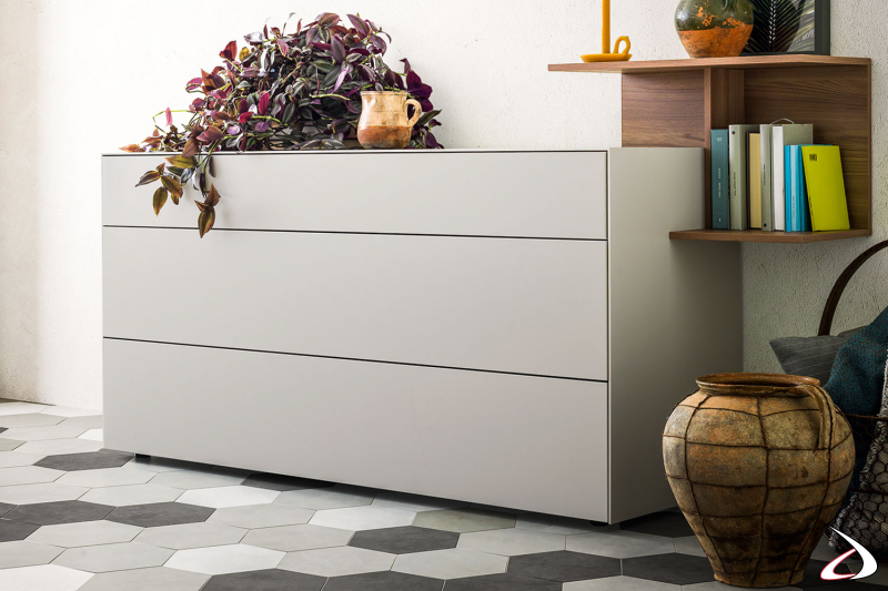Commode trois tiroirs laquée mat avec pieds et ouverture push-pull au design épuré et minimaliste.