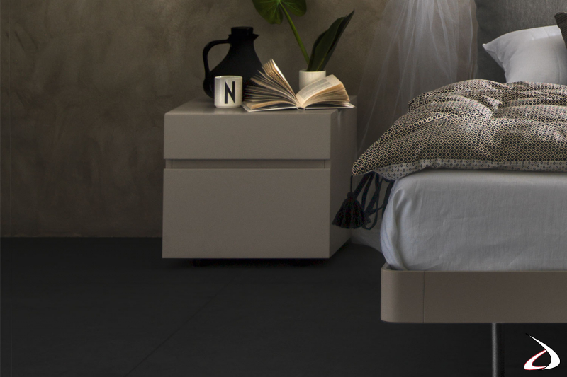 Nachttisch mit zwei unterschiedlich großen Schubladen in minimalistischem Design, gekennzeichnet durch eine Rille.