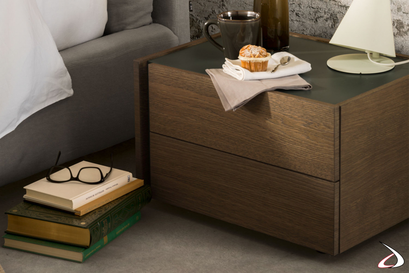 Squared modern design nightstand, characterized by a lateral groove that makes the opening easier and exalts its geometry.