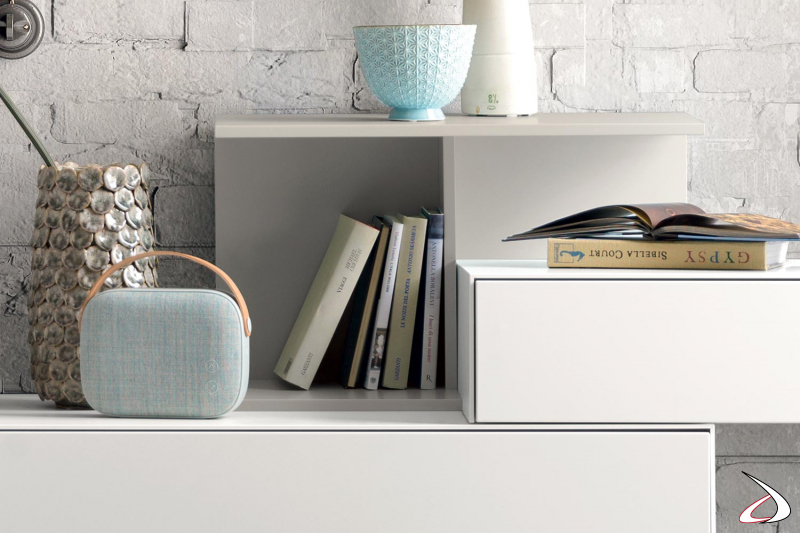 Composition avec deux modules suspendus avec un tiroir et un compartiment ouvert en laque blanche, pour personnaliser le look de vos meubles.