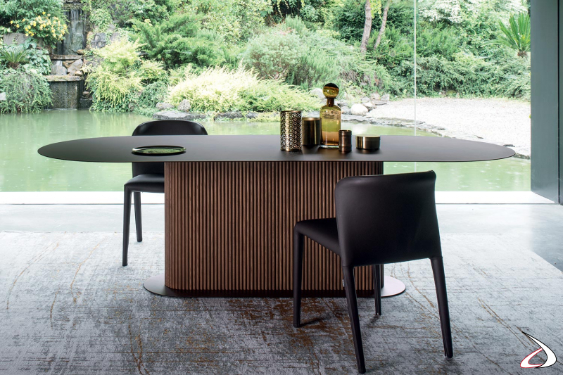 Tavolo da pranzo ellittico di design con piano in metallo e basamento in legno