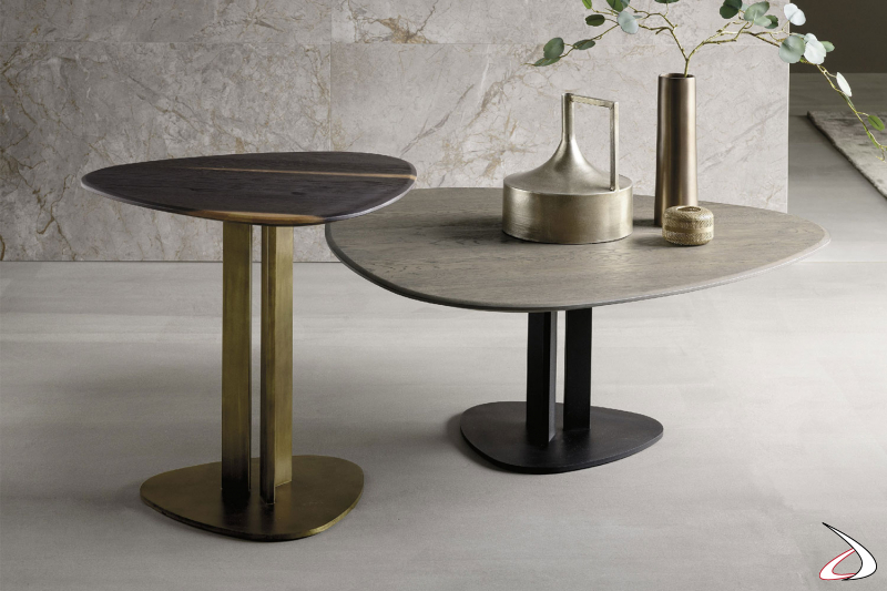 Tavolini dal design sofisticato, caratterizzati da un top sagomato e un basamento centrale composto da due gambe.