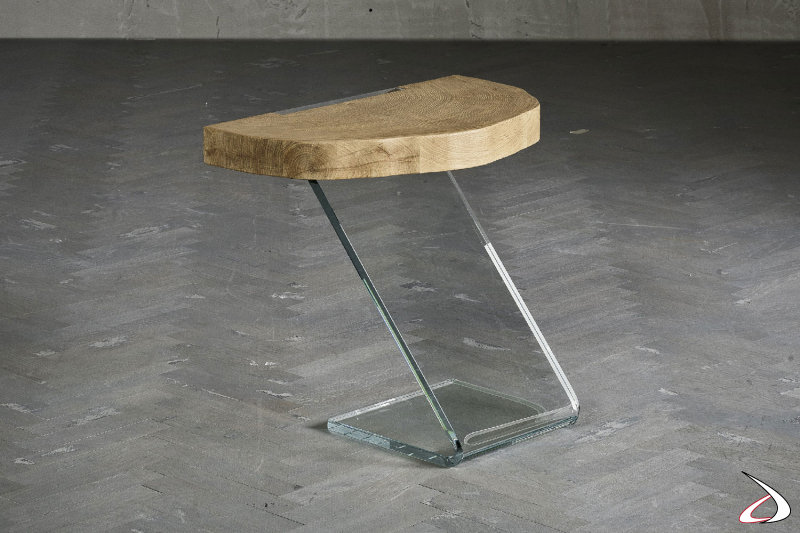 Particolare tavolino caratterizzato da un top massiccio in rovere a semicerchio, e da un basamento in vetro curvato a caldo.