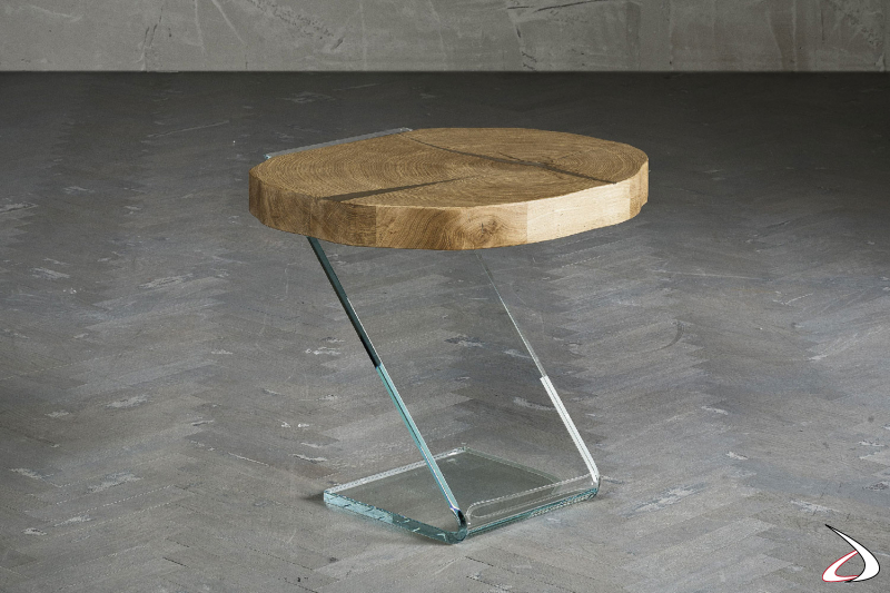 Particolare tavolino caratterizzato da un top massiccio in rovere, e da un basamento in vetro curvato a caldo 
