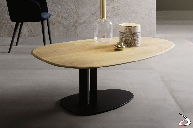 Tavolino dal top sagomato in rovere naturale. Il suo design semplice è in contrasto con il particolare basamento con doppia gamba.