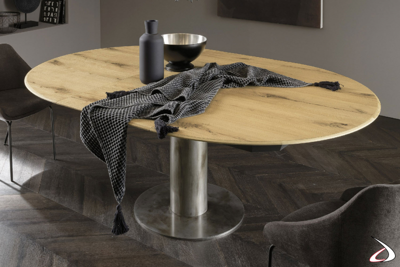 Tavolo rotondo allungabile con top in rovere kuba e basamento centrale in ferro ossidato decor.