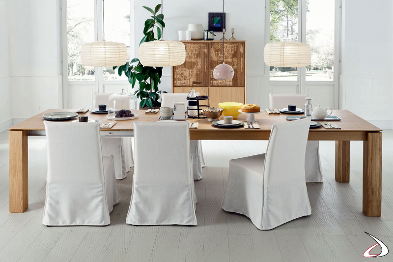 Tavolo allungabile dal design elegante e raffinato realizzato completamente in massello rovere.