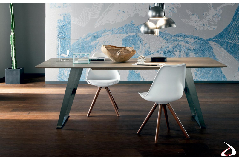 Tavolo design da soggiorno in legno con gambe in ferro
