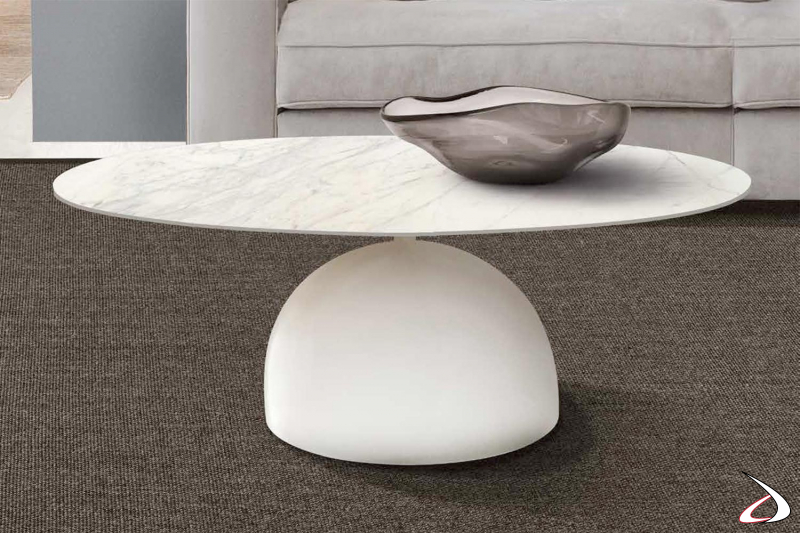 Tavolino rotondo di design con piano in ceramica bianco statuario e basamento sferico bianco