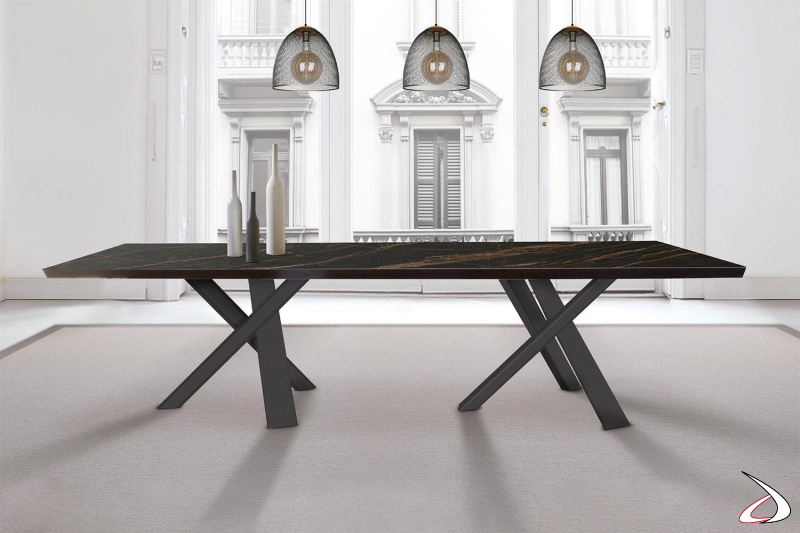 Tavolo di design in ceramica noir desir con doppia gamba centrale in acciaio verniciato