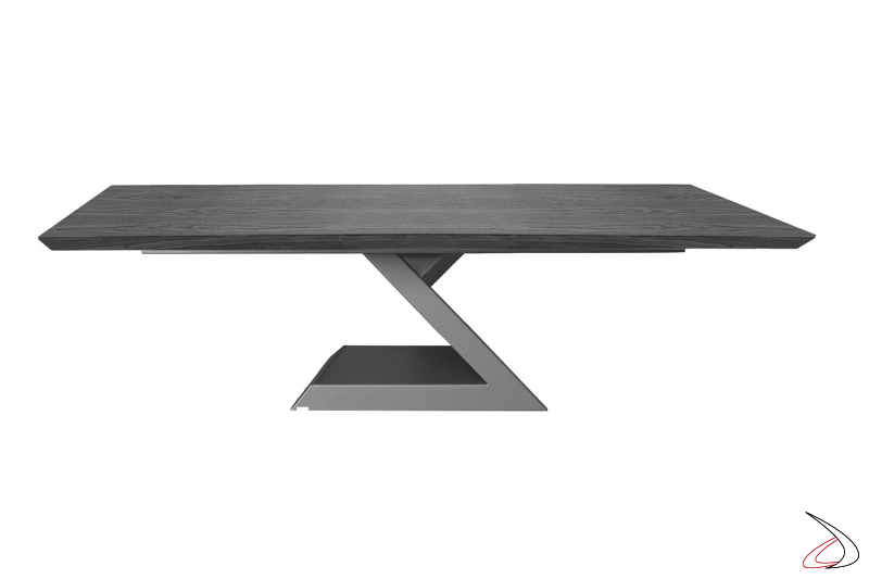 Tavolo in legno impiallacciato con basamento centrale a forma di zeta