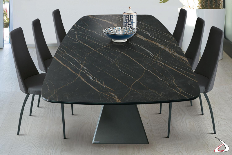 Tavolo in ceramica noir desir con basamento centrale in acciaio