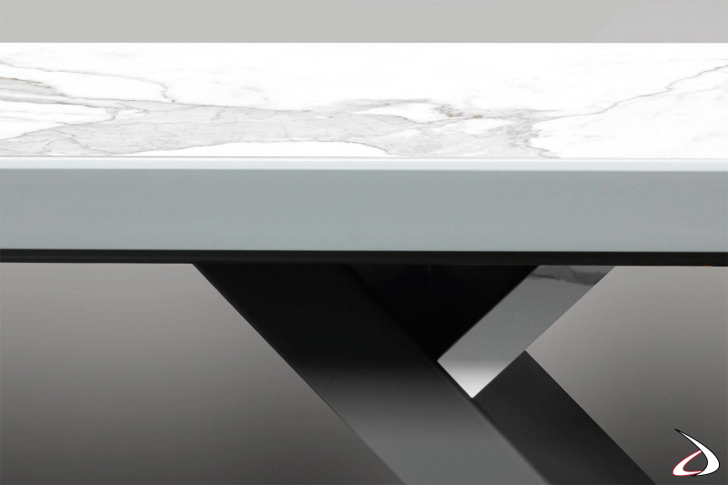Tavolo di design made in italy con piano in ceramica bianco statuario e basamento centrale