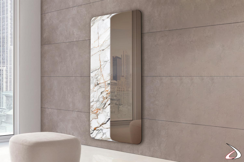Specchiera verticale di design da soggiorno con cornice laterale in ceramica calacatta luxe