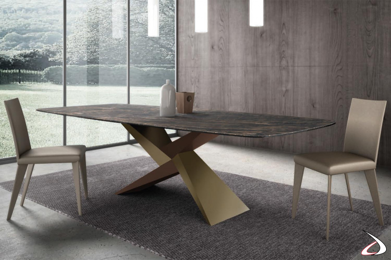 Tavolo da soggiorno di design con basamento centrale in acciaio bicolore e piano in ceramica