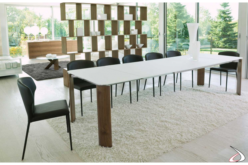 Tavolo moderno allungabile in vetro bianco con gambe in legno noce