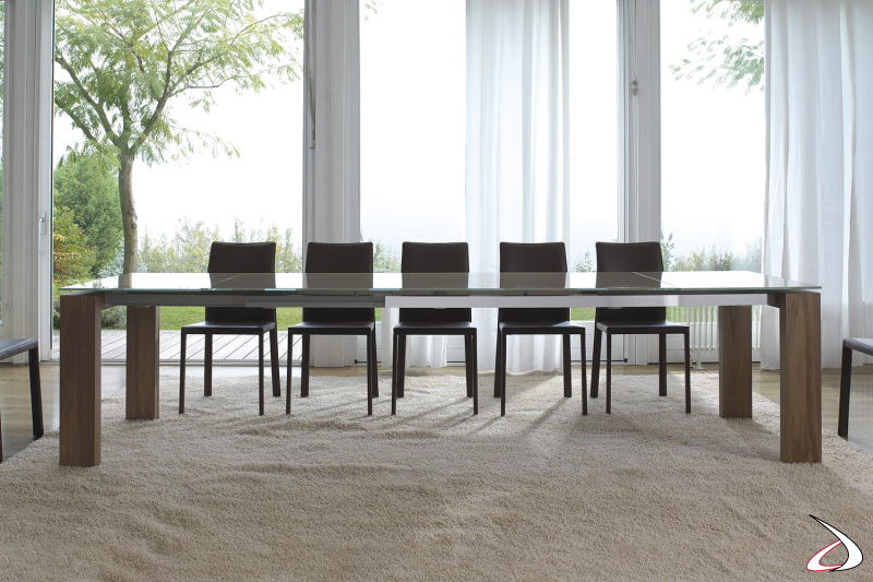 Tavolo elegante moderno allungabile per 10 persone con gambe in noce canaletto e piano in cristallo