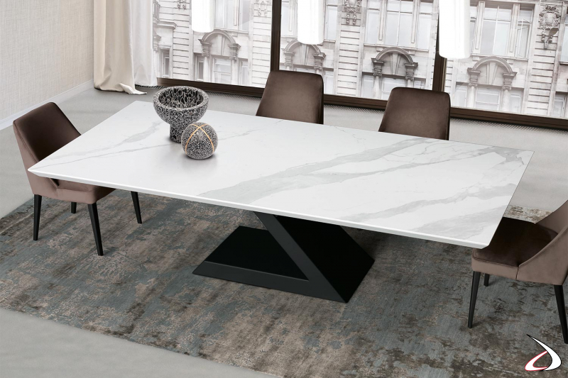 Tavolo da soggiorno dal design raffinato con piano in ceramica bianco statuario