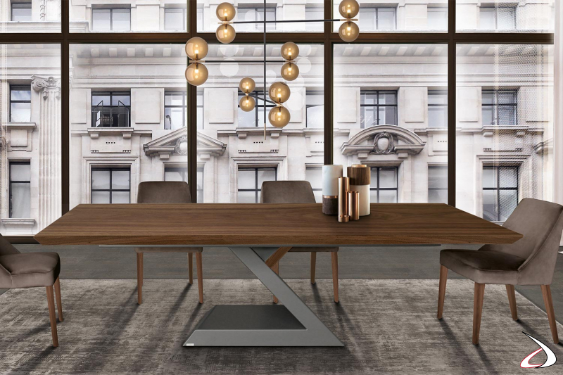 Tavolo di design da soggiorno di lusso con piano in legno noce canaletto e basamento centrale a forma di zeta