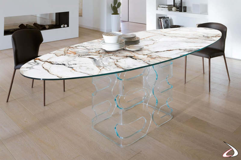 Tavolo ellittico dal design di lusso con piano in ceramica calacatta luxe e basamento in cristallo trasparente