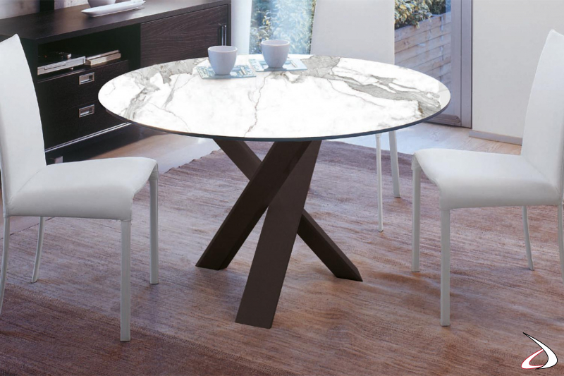 Tavolo rotondo di design da soggiorno con piano in ceramica bianco statuario e gambe in acciaio