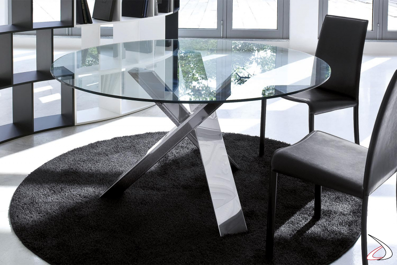 Tavolo rotondo raffinato di design con piano in cristallo trasparente e gambe in acciaio cromato