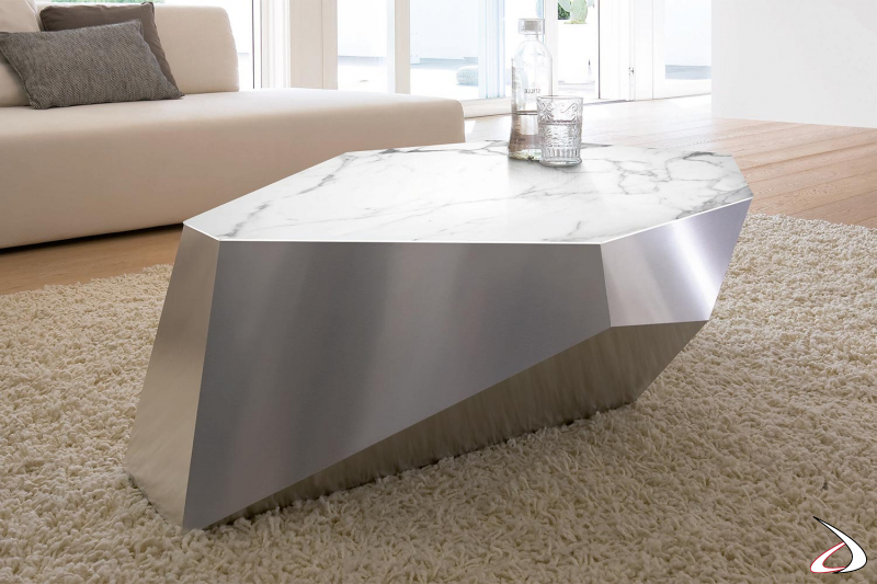 Tavolino sagomato di design da salotto con struttura in alluminio e piano in ceramica