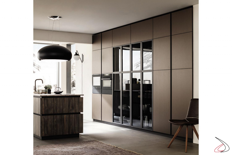 Cucina componibile di design con colonne dispense e vetrine retroilluminate