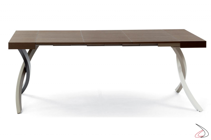 Tavolo consolle da soggiorno di design con gambe intrecciate e piano in legno