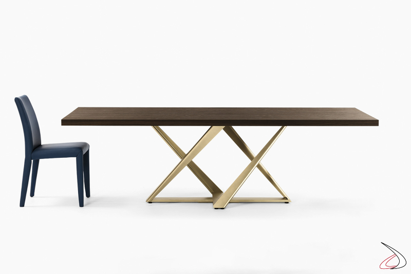 Tavolo da soggiorno di lusso con basamento in oro e piano in legno massello rovere