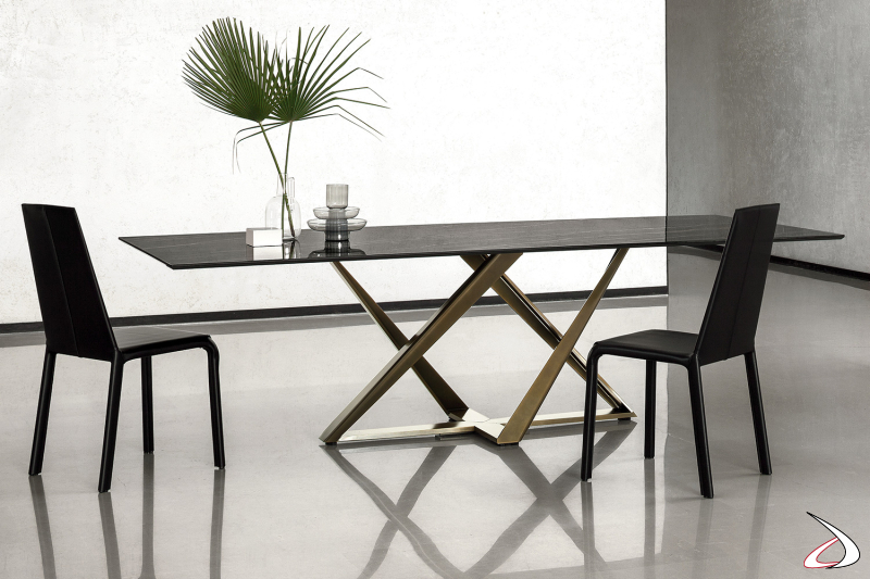 Tavolo di design con basamento in ottone anticato e piano in supermarmo noir desir lucido